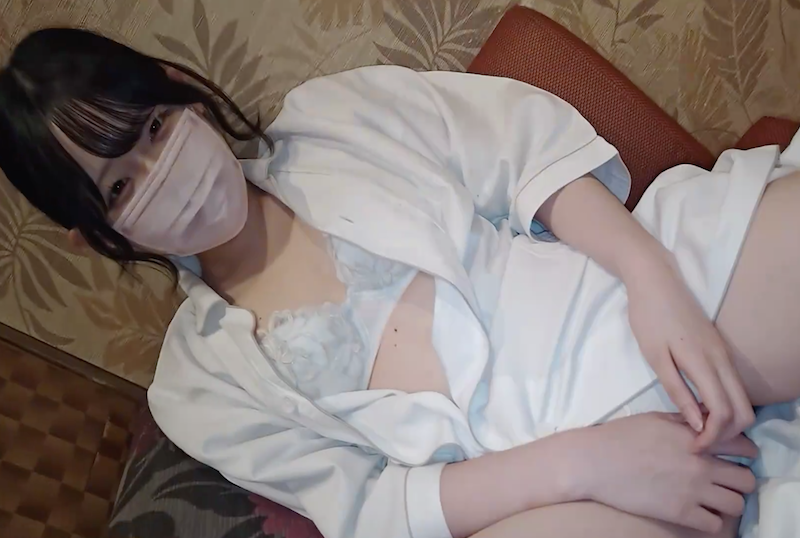 FC2-4692702 SSS级白皙无辜女孩,脱掉内衣用振动器自慰高潮!!她被一个令人毛骨悚然的老男人摆布~~ 素人-llz